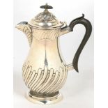 AN EDWARD VII SILVER WRYTHEN FLUTED BALUSTER HOT WATER JUG, 28 CM H, LONDON 1907, 17OZS