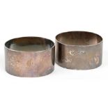 A PAIR OF GEORGE VI SILVER NAPKIN RINGS, 55 MM W, SHEFFIELD 1942, 2OZS 4DWTS++TARNISHED