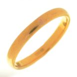 A GOLD WEDDING RING, MARKED 22CT, 5G, SIZE W++LIGHT WEAR CONSISTENT WITH AGE