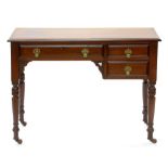 A MAHOGANY DRESSING TABLE ON TURNED LEGS AND POTTERY CASTORS, EARLY 20TH C, 74CM H; 101 X 45CM