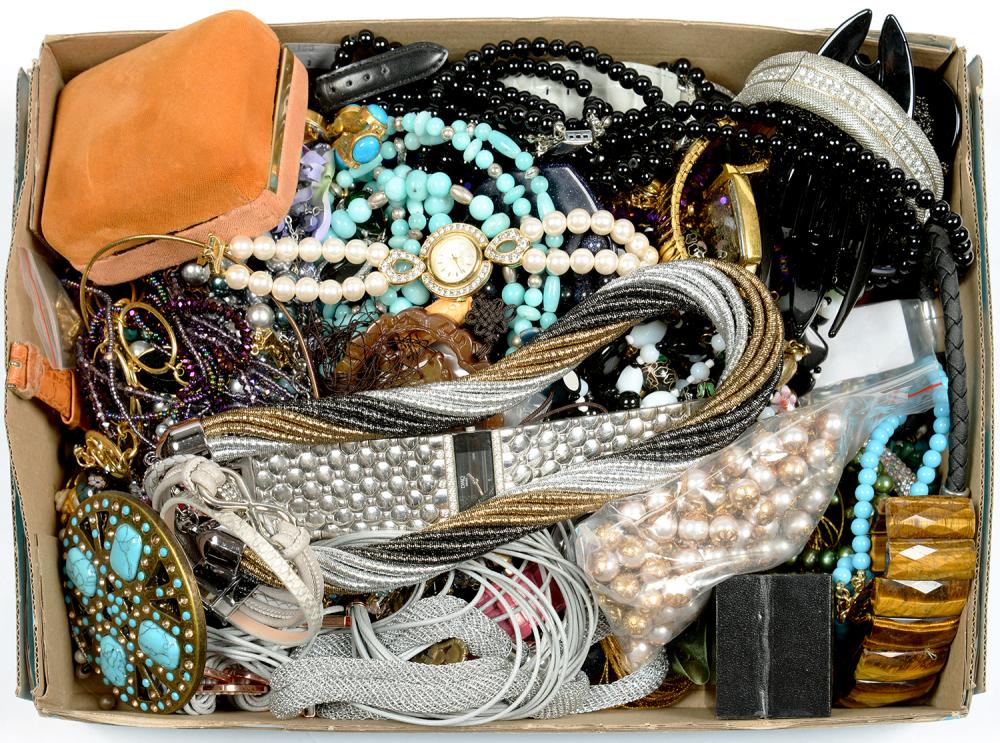 MISCELLANEOUS COSTUME JEWELLERY AND WATCHES, ETC ++WEAR CONSISTENT WITH AGE