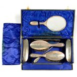 AN EDWARD VII SILVER DRESSING TABLE SET, CHESTER 1908, CASED++COMB DAMAGED. TARNISHED