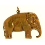 A STAMPED BRASS ELEPHANT NOVELTY VESTA CASE, 5.5CM L