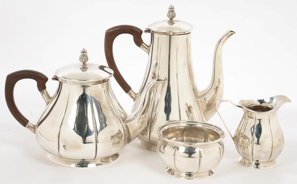 AN ELIZABETH II SILVER FOUR PIECE COFFEE AND TEA SERVICE, COFFEE POT 23 CM H, BIRMINGHAM 1963, 54OZS