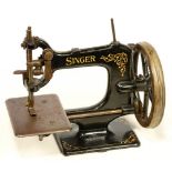 A SINGER MEDIUM 1900S VINTAGE CAST IRON TOY SEWING MACHINE, SINGER TRADE MARK