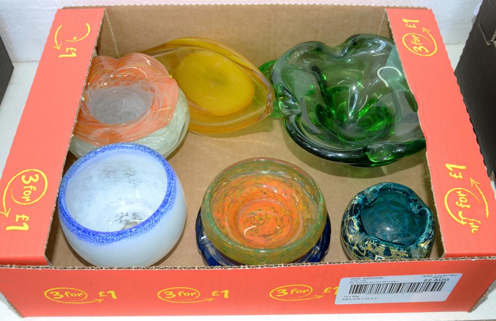 A SMALL COLLECTION OF ORNAMENTAL COLOURED GLASSWARE, TO INCLUDE A MDINA GLOBULAR VASE, 6.5CM H