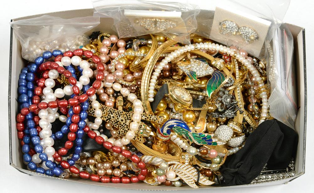 MISCELLANEOUS DESIGNER COSTUME JEWELLERY AND FRESHWATER PEARLS, ETC++LIGHT WEAR CONSISTENT WITH AGE