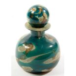 A MDINA GLASS BOTTLE AND STOPPER, 18CM H