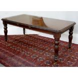 A VICTORIAN STYLE MAHOGANY EXTENDING DINING TABLE ON BRASS CASTORS WITH ONE LEAF, 78CM H; 215 X