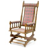 AN AMERICAN TURNED BEECH ROCKING CHAIR, EARLY 20TH C