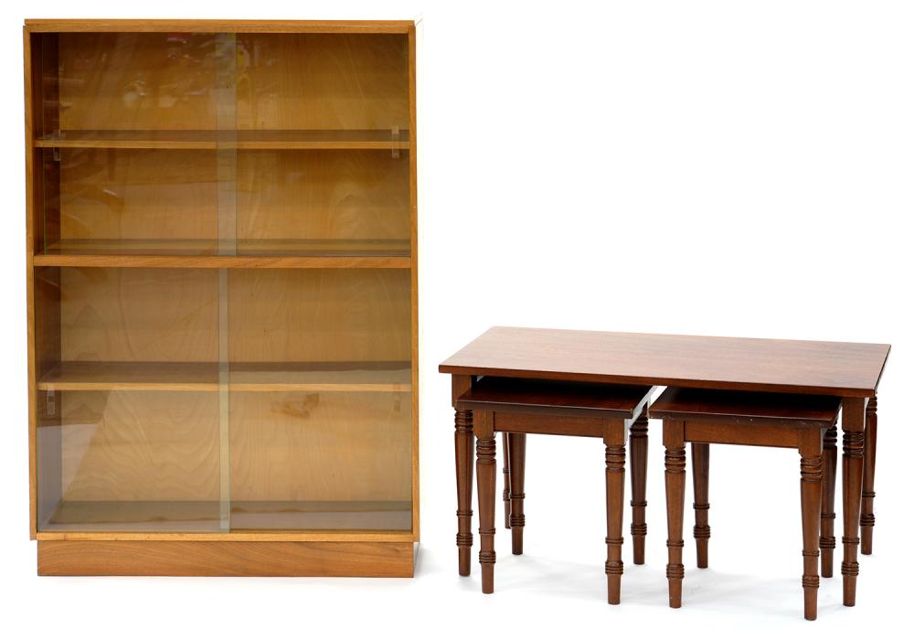 A MAHOGANY NEST OF TABLES ON TURNED LEGS AND A 1970'S BOOKCASE ENCLOSED BY GLASS DOORS, 119CM H;