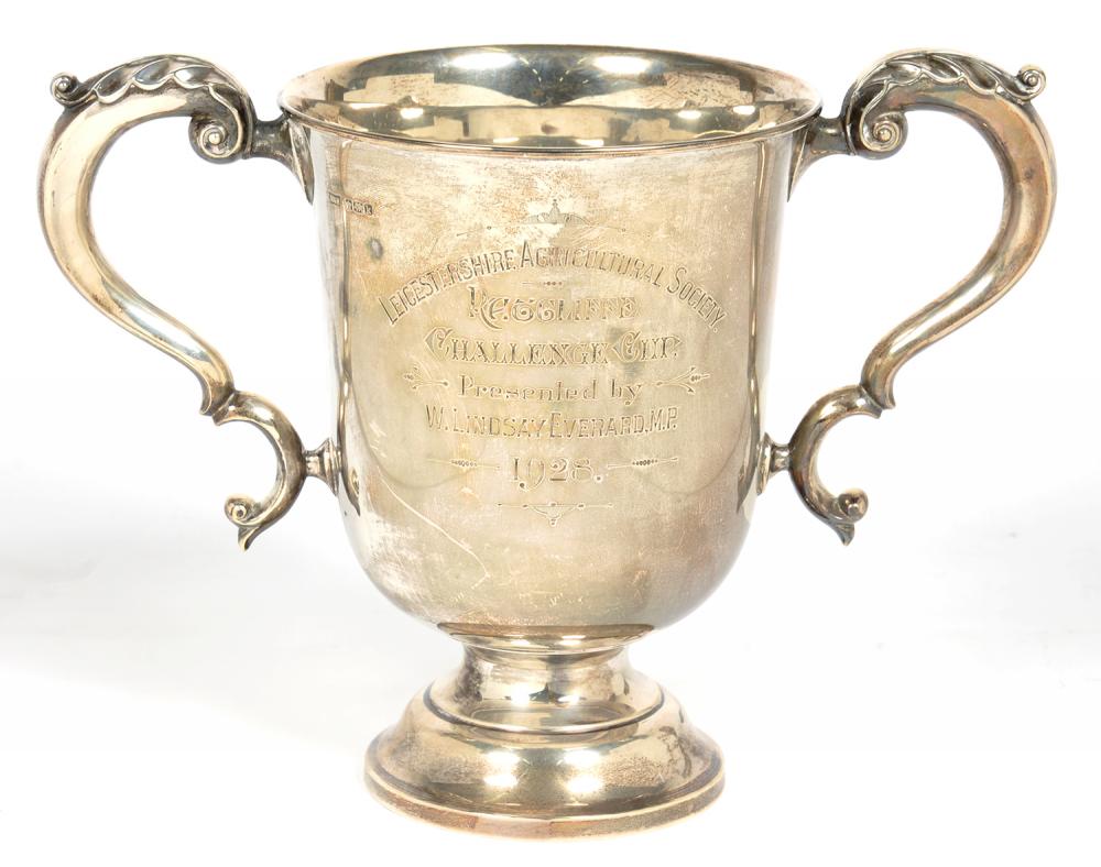 A GEORGE V SILVER TROPHY CUP, 22 CM H, INSCRIBED LEICESTERSHIRE AGRICULTURAL SOCIETY RAGCLIFFE