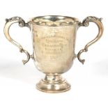 A GEORGE V SILVER TROPHY CUP, 22 CM H, INSCRIBED LEICESTERSHIRE AGRICULTURAL SOCIETY RAGCLIFFE