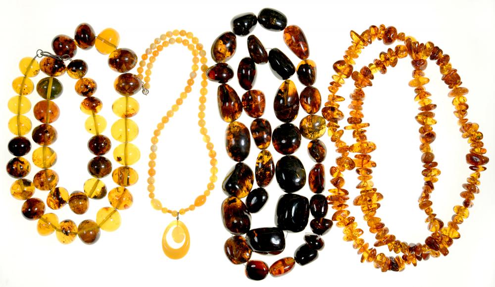 AN AMBER BEAD NECKLACE AND TWO OTHERS, 520G++LIGHT WEAR CONSISTENT WITH AGE