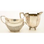 A VICTORIAN SILVER SUGAR BOWL, 7.5 CM H, LONDON 1898 AND A GERMAN SILVER CREAM JUG, 9 CM H, 5OZS