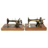 A SINGER 2890/1900, SERIAL B128930 HAND CRANKED SEWING MACHINE AND A DURKIPP LA ESTRELLA ANTIQUE