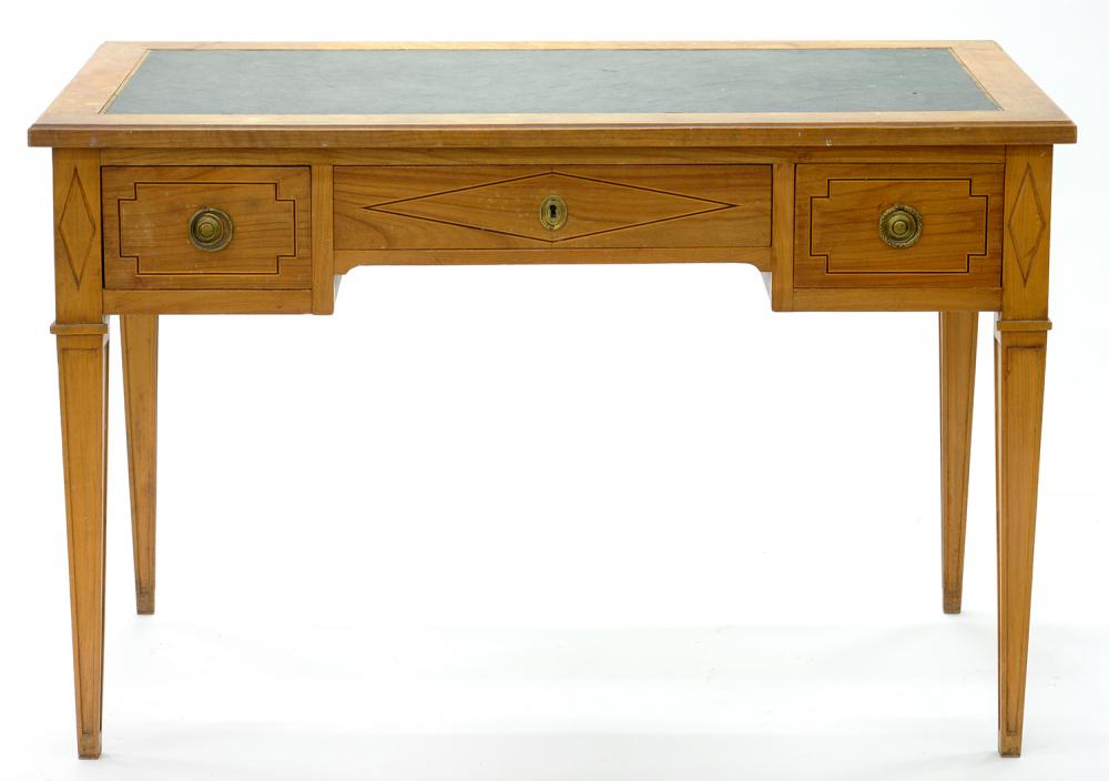 A CONTINENTAL INLAID WALNUT WRITING TABLE WITH GREEN LEATHER TOP ON SQUARE TAPERING LEGS, 79CM H;