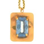 A BLUE SYNTHETIC SPINEL PENDANT, THE CUSHION SHAPED SPINEL 45CT APPROX, IN 9CT GOLD ON A GOLD