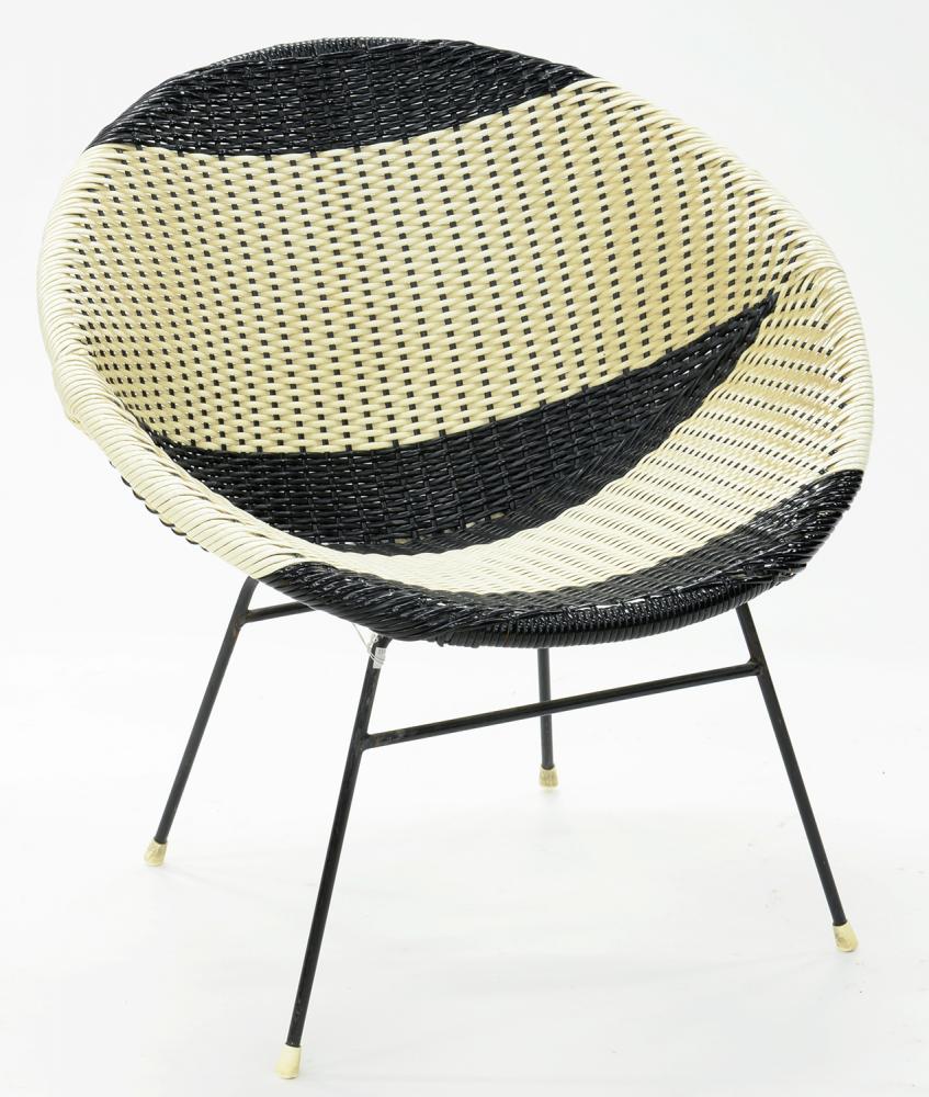 A 1960'S WOVEN PLASTIC CHAIR, 70CM H X 70CM W