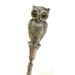 AN EDWARD VII SILVER HANDLED BUTTON HOOK, THE HANDLE IN THE FORM OF A GLASS EYED OWL, DOUBLE