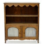 A CARVED OAK BOOKCASE, THE LOWER PART ENCLOSED BY GLAZED DOORS, 116CM H; 100 X 27CM