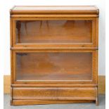 A GLOBE WERNICKE OAK TWO TIER SECTIONAL BOOKCASE, EARLY 20TH C, 93CM H; 87 X 31CM