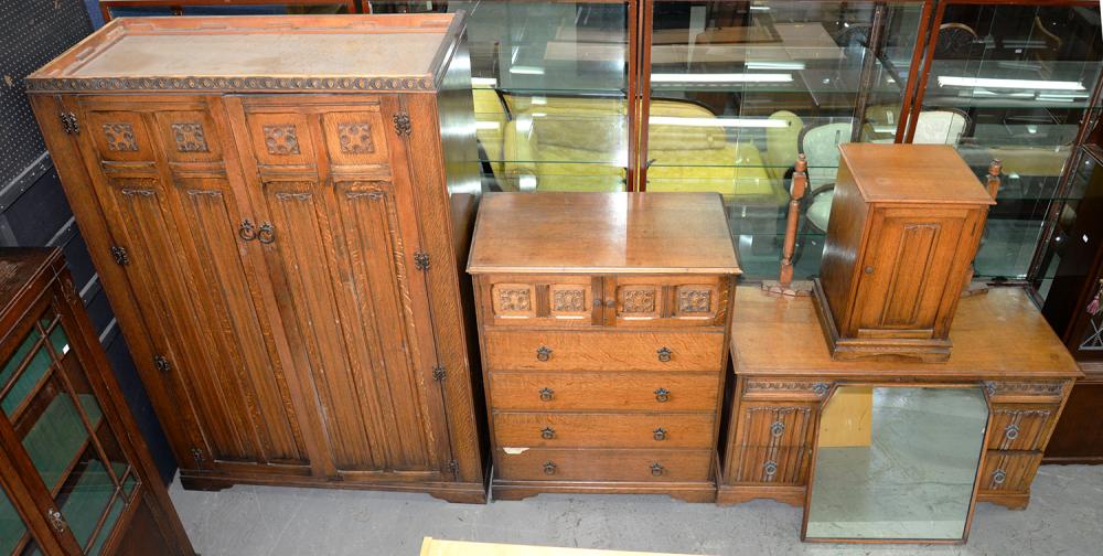 A FOUR PIECE CARVED OAK BEDROOM SUITE, COMPRISING WARDROBE, 184CM H X 123CM W, TALLBOY, 118CM H X