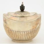 A VICTORIAN SILVER TEA CADDY, 11.5 CM H, LONDON 1899, 6OZS 8DWTS++TARNISHED