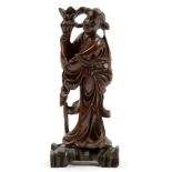 A CHINESE CARVED WOOD FIGURE OF AN IMMORTAL, 17CM H