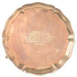 A GEORGE V SILVER SALVER, 21 CM DIAM, SHEFFIELD 1930, 11OZS 14DWTS++TARNISHED