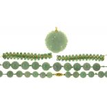 A ROW OF GREEN JADE BEADS, 13MM DIAMETER, 89 CM L, TWO JADE BRACELETS WITH GOLD BEADS AT