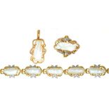 A BAROQUE CULTURED PEARL AND DIAMOND BRACELET IN 9CT GOLD, A PENDANT AND RING EN SUITE, SIZE R++
