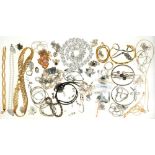 MISCELANEOUS SILVER AND GILT JEWELLERY, 613G++WEAR CONSISTENT WITH AGE