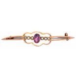 AN ART NOUVEAU AMETHYST AND SPLIT PEARL BROOCH, IN GOLD, UNMARKED, 5 CM L APPROX++STEEL PIN, LIGHT