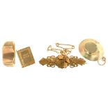 A VICTORIAN 9CT GOLD FLOWER BROOCH, TWO 9CT GOLD CHARMS AND A GOLD RING MARKED 9CT, 15G++LIGHT