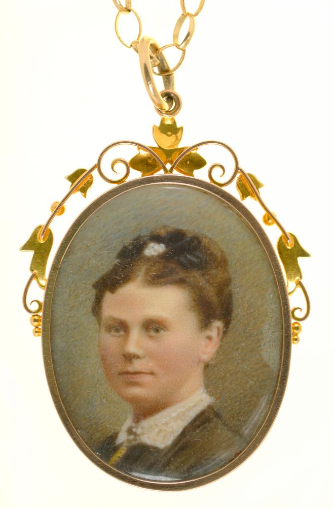 A VICTORIAN LOCKET IN GOLD MARKED 15CT, SET WITH SPLIT PEARLS, INSET WITH ENAMEL PORTRAIT - Bild 2 aus 2