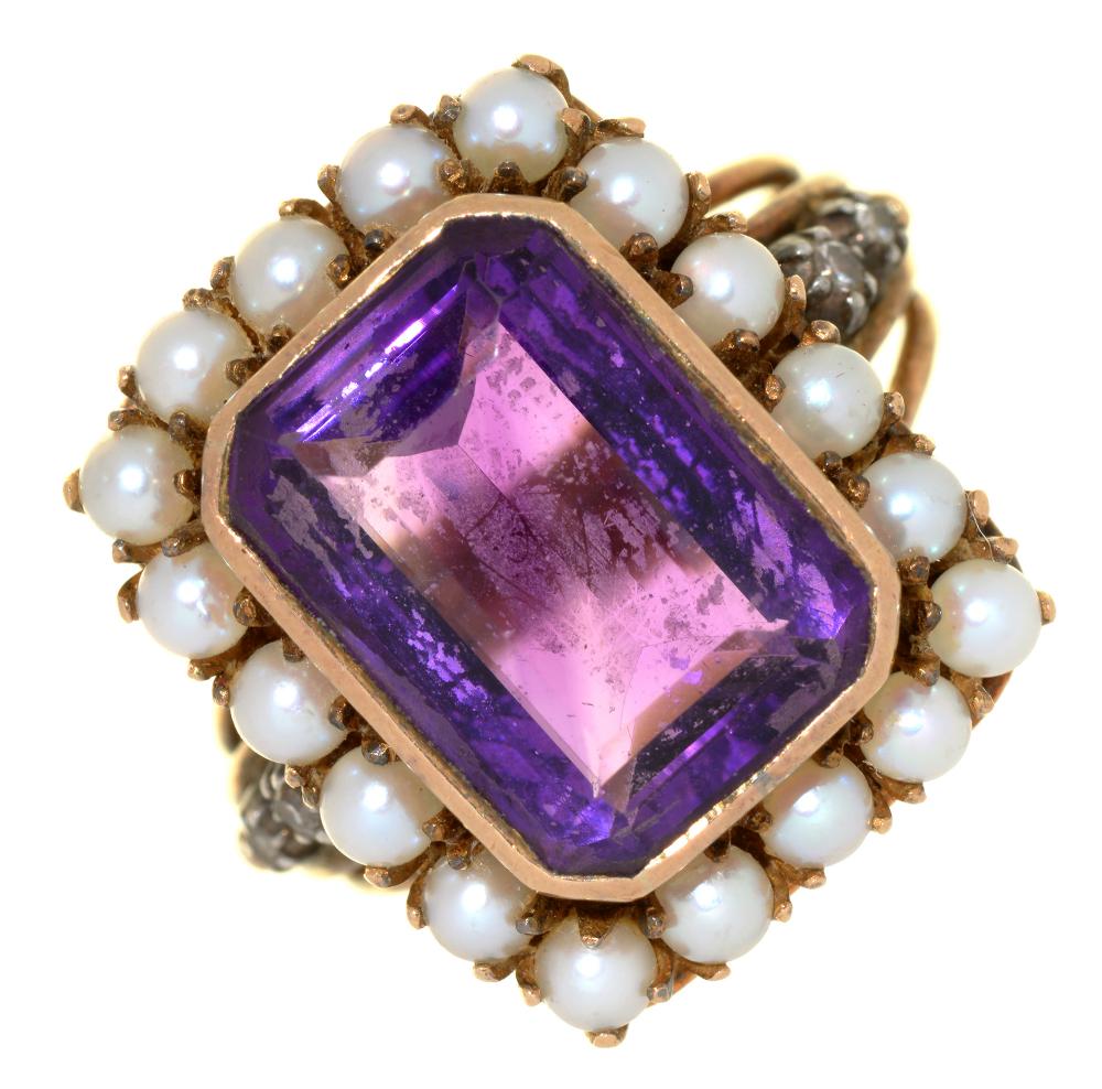 AN EDWARDIAN AMETHYST AND PEARL RING, IN GOLD, 9.5G, SIZE O++IN GOOD CONDITION