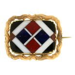 A VICTORIAN PIETRE DURE BROOCH OF LAPIS LAZULI, SUNSTONE AND AGATE, IN GOLD, UNMARKED, 2.7 X 3.4