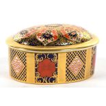 AN OVAL ROYAL CROWN DERBY OLD IMARI TRINKET BOX AND COVER, 9CM L, PRINTED MARK