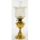 AN EDWARDIAN BRASS OIL LAMP WITH DUPLEX BURNER AND ETCHED GLASS SHADE, 47CM H EXCLUDING CHIMNEY