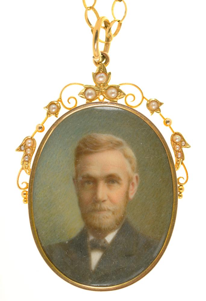 A VICTORIAN LOCKET IN GOLD MARKED 15CT, SET WITH SPLIT PEARLS, INSET WITH ENAMEL PORTRAIT