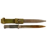 A WWII SERVICE BAYONET AND SHEATH, THE 24.5CM BLADE STAMPED 3676/41asW