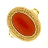 AN ITALIAN CORAL CABOCHON RING IN GOLD, UNMARKED, 8.5G, SIZE J ++MARKS RUBBED, OTHERWISE GOOD