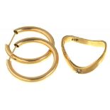 A 9CT GOLD RING AND A PAIR OF GOLD HOOP EARRINGS MARKED 9CT, 3.5G++LIGHT WEAR CONSISTENT WITH AGE