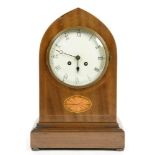 AN EDWARDIAN INLAID MAHOGANY MANTLE CLOCK, WITH ENAMEL DIAL AND FRENCH GONG STRIKING MOVEMENT IN