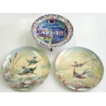 A CHINESE BLUE AND WHITE SOUP PLATE WITH 'CLOBBERED' DECORATION, 22CM D, ON GILTMETAL STAND, THE