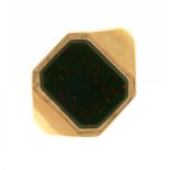 A BLOODSTONE SIGNET RING IN 9CT GOLD, BIRMINGHAM 1960, 5.5G, SIZE O++LIGHT WEAR CONSISTENT WITH AGE