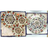 A ROYAL CROWN DERBY IMARI PATTERN BREAD BOARD AND ONE AND A PAIR OF PLATES, BREAD BOARD 28CM D,