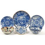 FIVE IMARI BOWLS AND DISHES AND A DUTCH DELFTWARE PLATE, VARIOUS SIZES, 19TH AND 20TH C