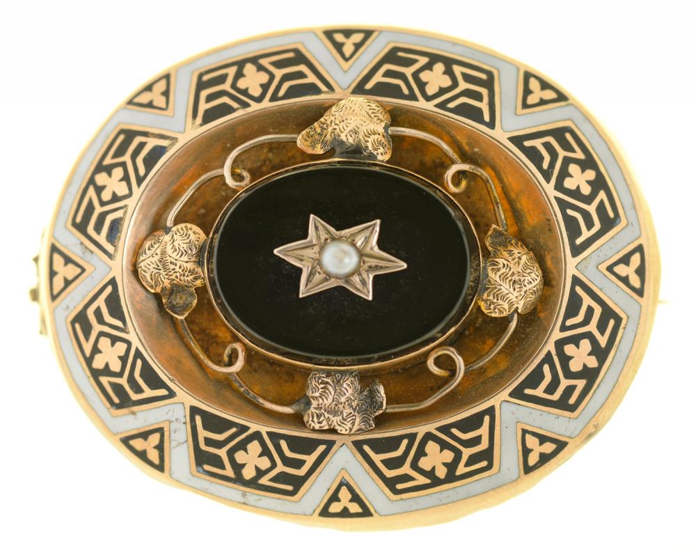 A VICTORIAN MOURNING BROOCH, IN GOLD, UNMARKED, SET WITH JET AND A SEED PEARL, REVERSE INSET WITH